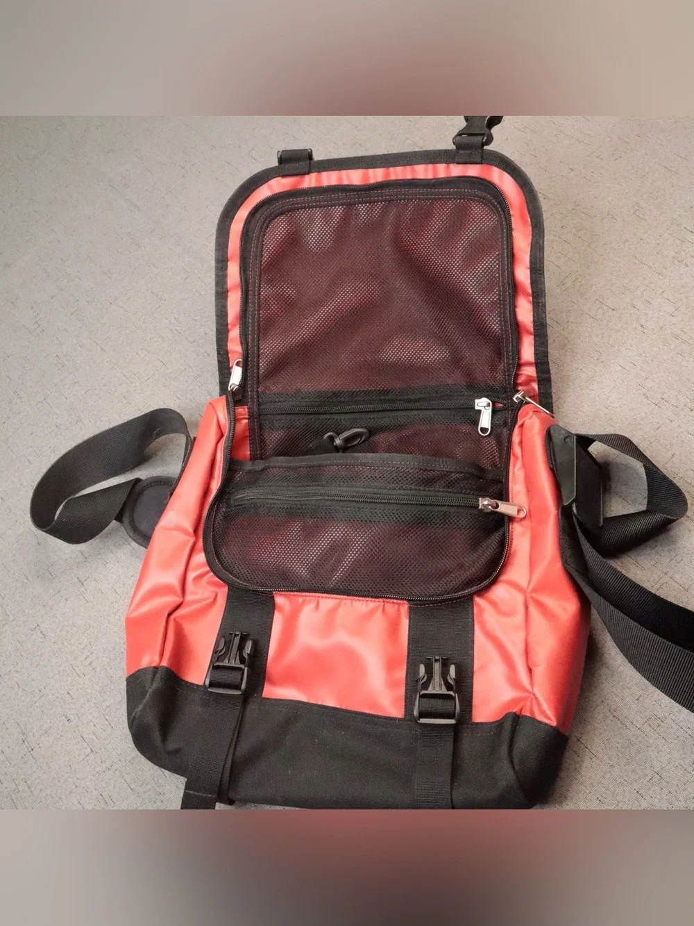 North Face Base Camp Voyager Messenger Bag Water Resistant Red Outdoor Laptop